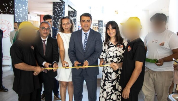 İzmit Çocuk Evleri’nden Yürekleri Isıtan Sergi: “Sarı Şapkalı Çocuk” Açıldı