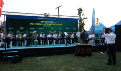 Derince’de Tarih ve Nostalji Ezgilerle Hayat Buldu: Mehteran ve Bando Takımı Derince’yi Coşturdu
