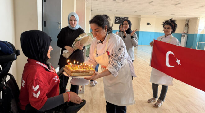 DÜNYA ŞAMPİYONU HAVVA ALYURT’A GONCA’DA SÜRPRİZ KUTLAMA