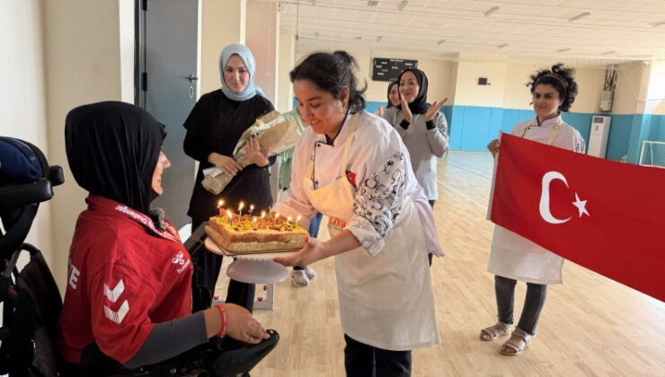 DÜNYA ŞAMPİYONU HAVVA ALYURT’A GONCA’DA SÜRPRİZ KUTLAMA