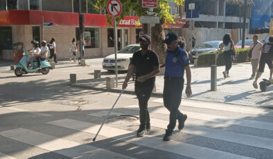 GÖRME ENGELLİ VATANDAŞA ZABITADAN ŞEFKAT ELİ!