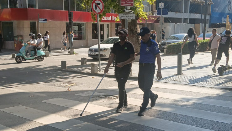 GÖRME ENGELLİ VATANDAŞA ZABITADAN ŞEFKAT ELİ!