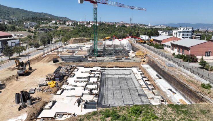 GÖLCÜK’TE DEV SPOR KOMPLEKSİ İNŞAATI HIZLA YÜKSELİYOR