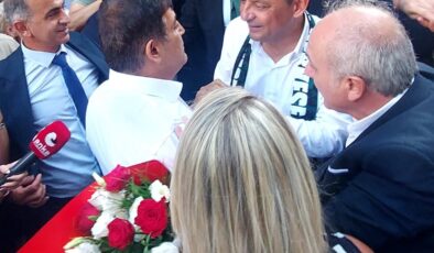 Yeni Parti Genel Başkanı Özgür Özel İzmit’te: Fethiye Caddesi’nde Coşkulu Karşılama