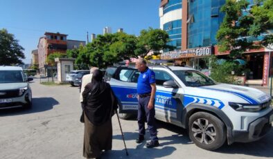 Büyükşehir Zabıtası yaşlı çifti yolda bırakmadı