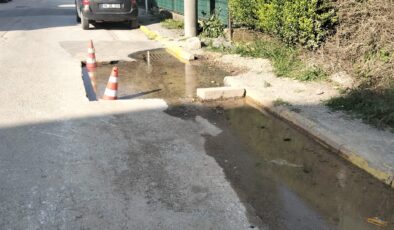​KARTEPE’DE YİNE SU HATTI PATLADI: BÜYÜK MİKTARDA SU BOŞA AKIYOR