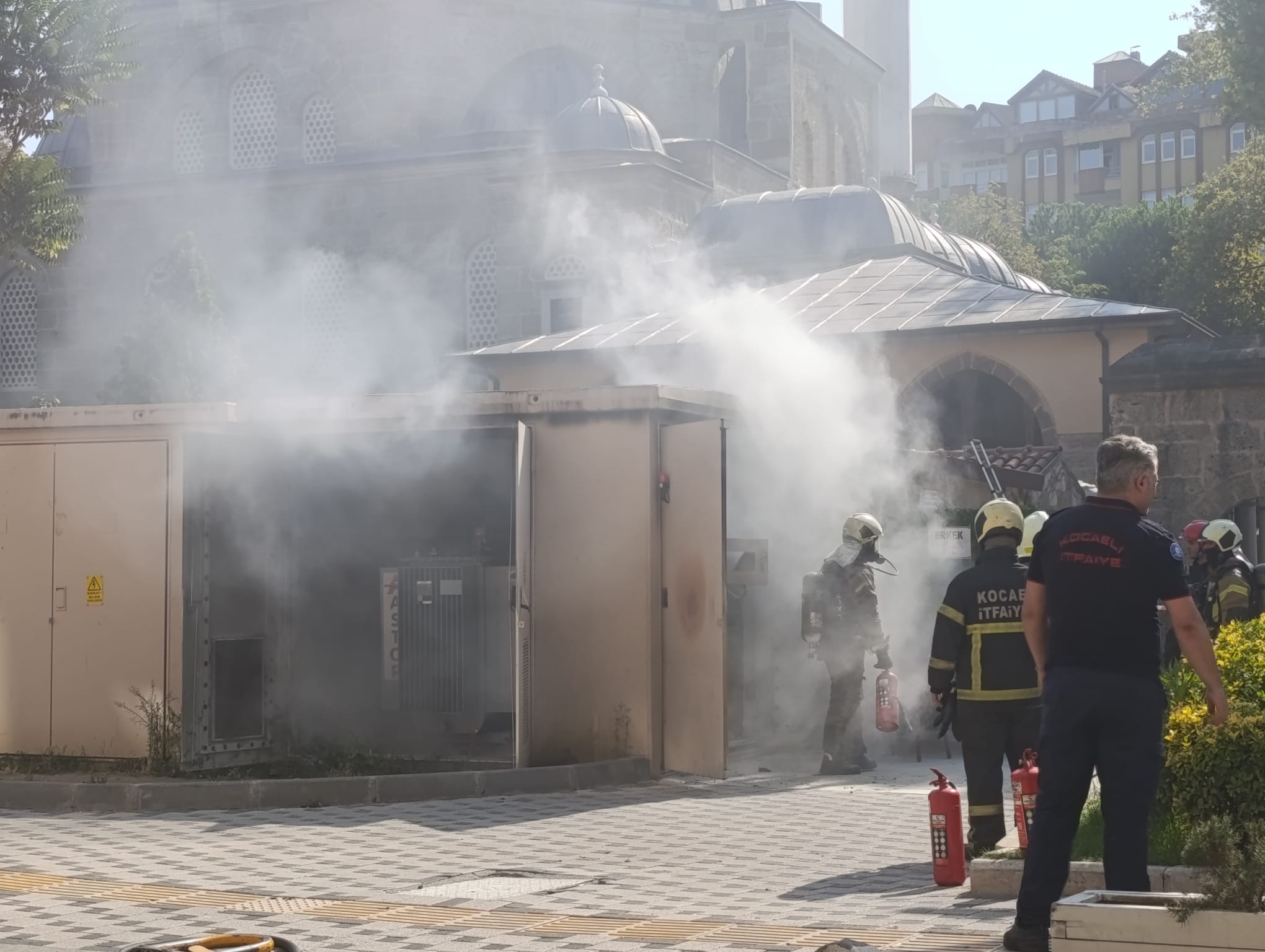İZMİT YENİ CUMA MEVKİİNDE TRAFO YANGINI PANİĞİ: İTFAİYE MÜDAHALE ETTİ, SOĞUTMA ÇALIŞMALARI SÜRÜYOR