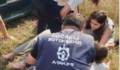 Kandıra Yolunda Kaza: Anne ve 3 Çocuğunun Yardımına Büyükşehir A Takımı Koştu
