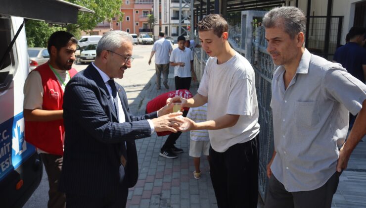 İzmit Belediyesi’nden Yeşilova’da Cuma İkramı: Beyazıt Camii’nde Kek ve Limonata Dağıtıldı
