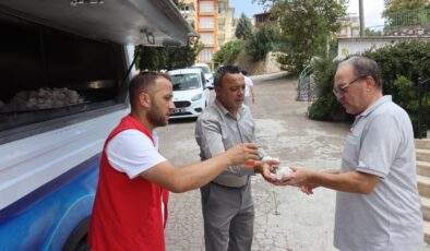 İzmit Belediyesi’nden Cuma Gelenegi: Şirintepe Nene Hatun Camii’nde Kek ve Şerbet İkramı
