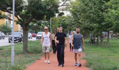 İZMİT BELEDİYESİ’NDEN SAĞLIKLI YAŞAM PROGRAMI: VATANDAŞLAR AÇIK HAVADA SPORDA BULUŞTU
