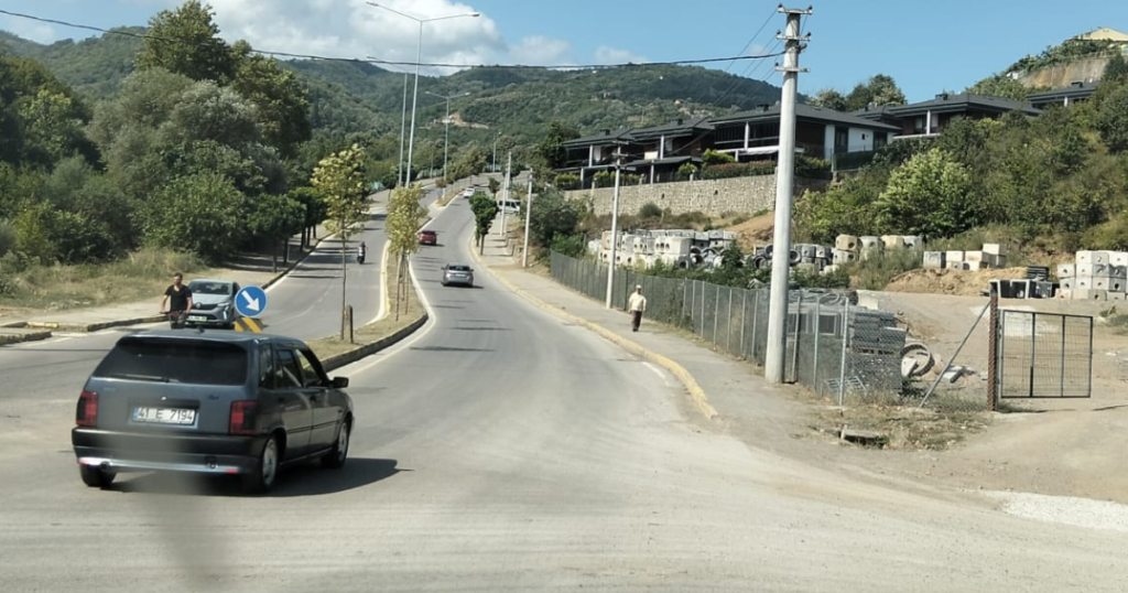 GÖLCÜK 17 AĞUSTOS BULVARI’NDA TEHLİKELİ KARIŞIM: YAYALAR, BİSİKLETLER VE ARAÇLAR AYNI ŞERİTTE YAŞAM MÜCADELESİ VERİYOR