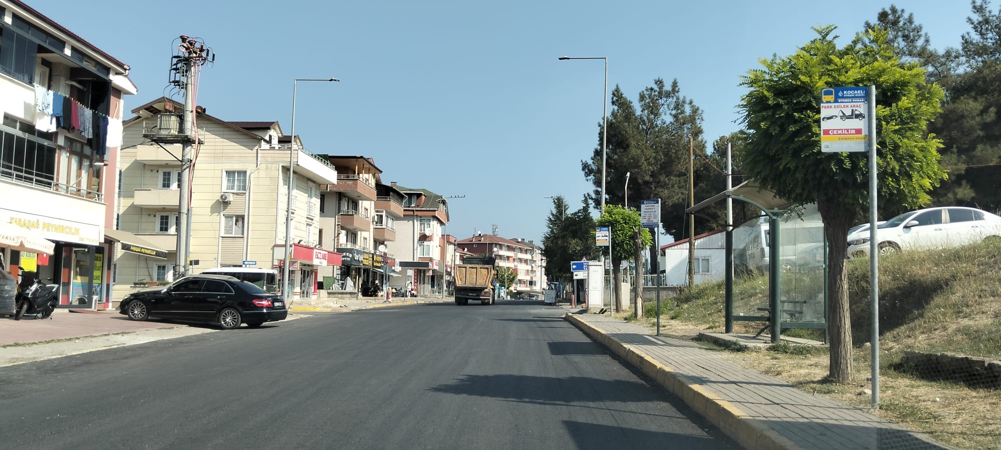Gölcük Hastane Caddesi’nde Asfalt Var, Mazgal Yok: Yağmur Suları Yolu Tehdit Ediyor!
