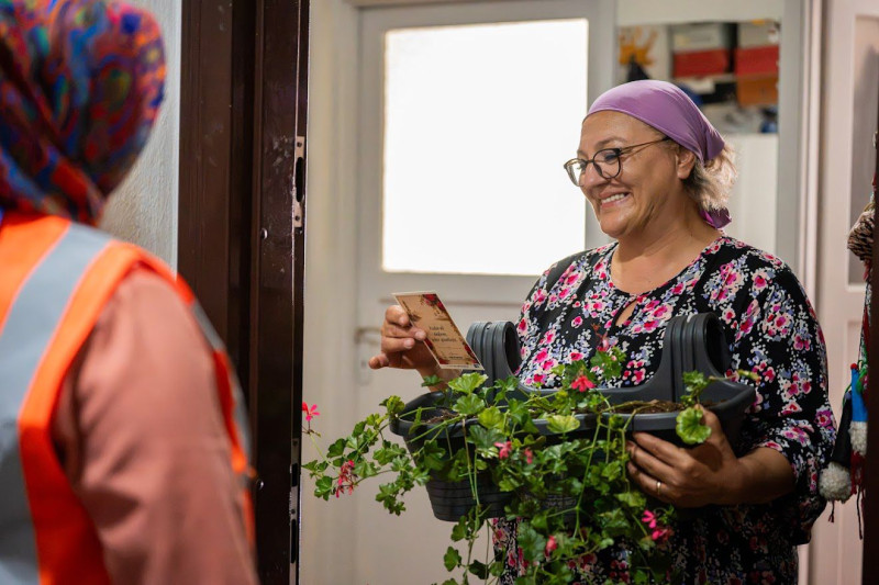 Gebze’de “Komşumla Çiçek Açıyorum” Projesi: Balkonlara Sardunya Dokunuşu!