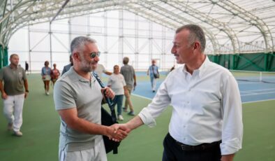 BÜYÜKAKIN KORTA İNDİ: “KOCAELİ’DE HERKES HER SPORU YAPABİLİYOR”