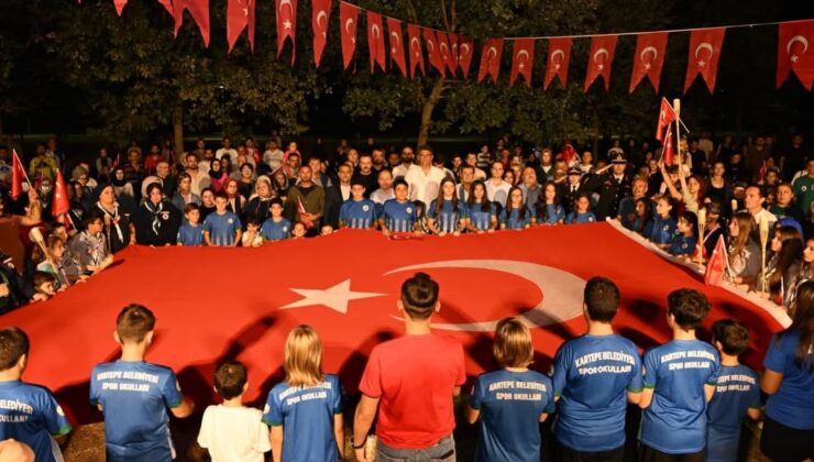 KARTEPE’DE 30 AĞUSTOS COŞKUSU FENER ALAYIYLA TAÇLANDI