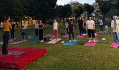 İzmit’te Sağlıklı Yaşam Rüzgârı: “Nefes Al İzmit” Yoga Programı Başladı!