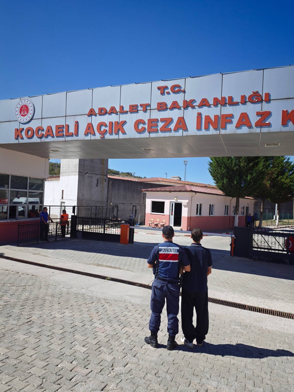 Kocaeli İl Jandarma’dan Başarılı Operasyon: 14 Yıla Yakın Hapis Cezası Bulunan Firari Gölcük’te Yakalandı