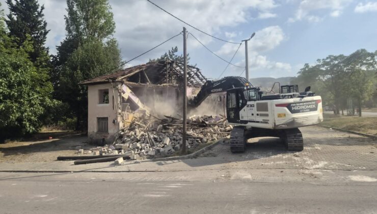 Gölcük’te Metruk Binaların Yıkımı Sürüyor: Toplam 153 Yapı Yıkıldı