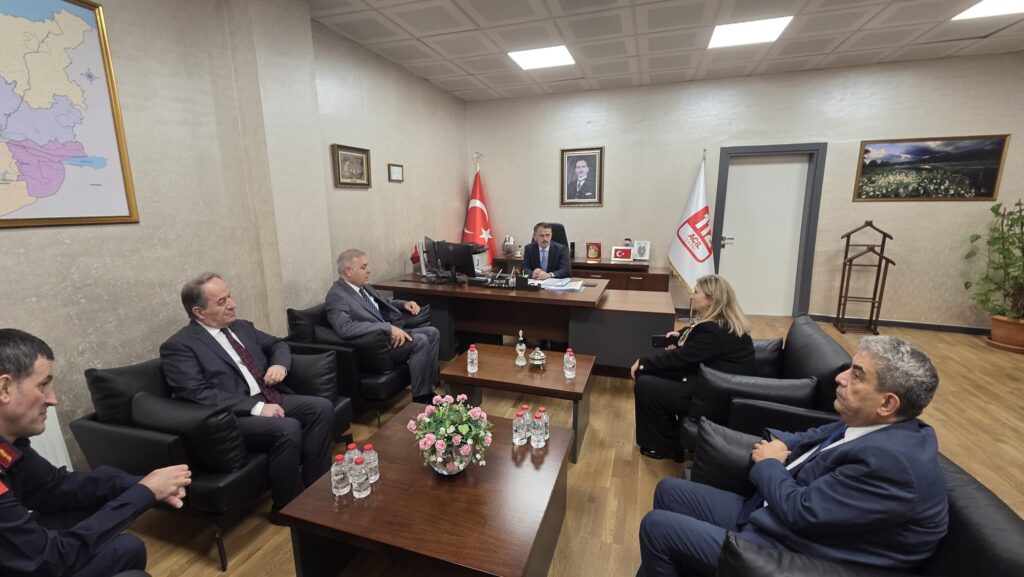 Vali Aktaş, annesini kaybeden 112 Acil Çağrı Merkezi Müdürü Ergül’e taziyede bulundu