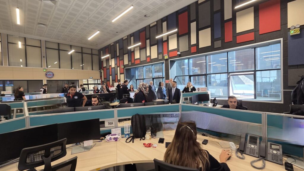 Vali Aktaş, Kocaeli 112 Acil Çağrı Merkezi’nde incelemelerde bulundu