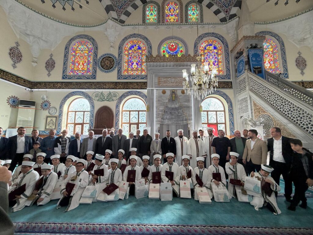 Başiskele’de 26 hafızlık öğrencisi icazetini aldı, merasim Yuvacık’ta yapıldı