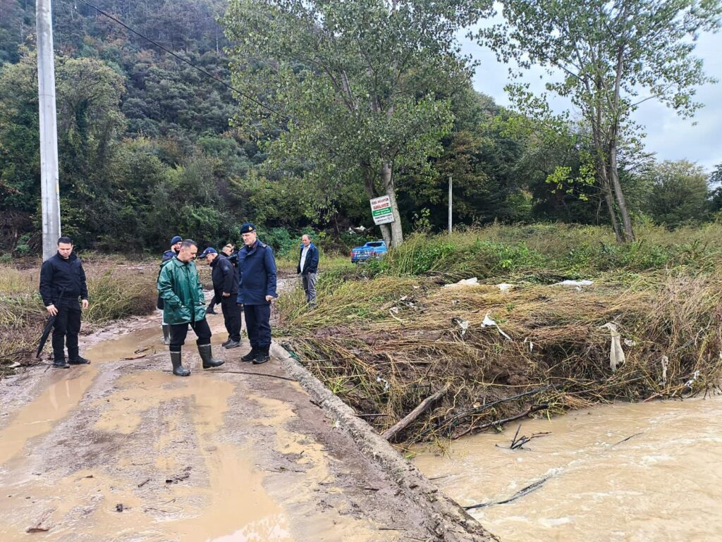 Vali Aktaş, Gebze’de sele kapılan aracın arama çalışmalarını yerinde inceledi