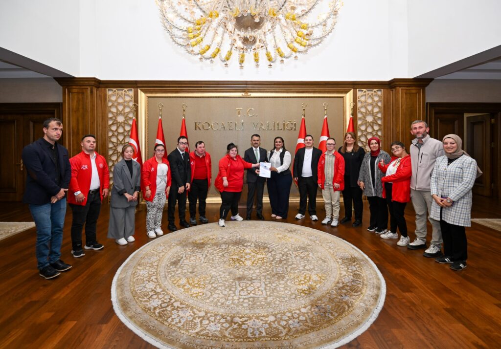 Gölcük Down Sendromlular Derneği yöneticileri ve öğrencileri Vali Aktaş’ı ziyaret etti