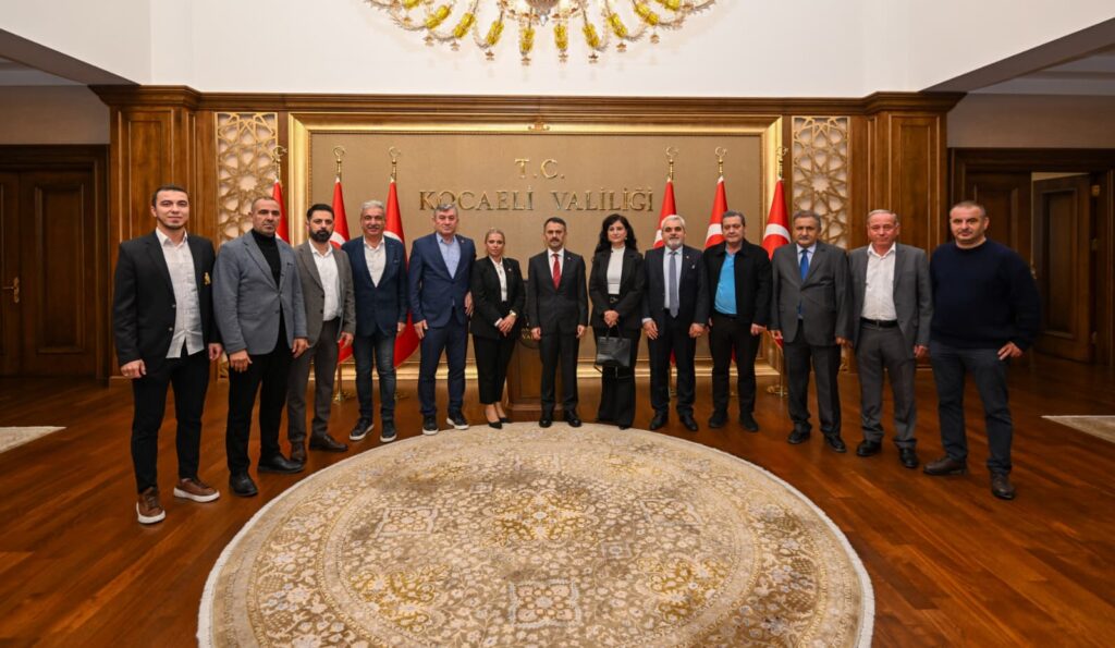 CHP İzmit İlçe Başkanı Engin Özcan, yeni yönetimiyle Vali Aktaş’ı ziyaret etti