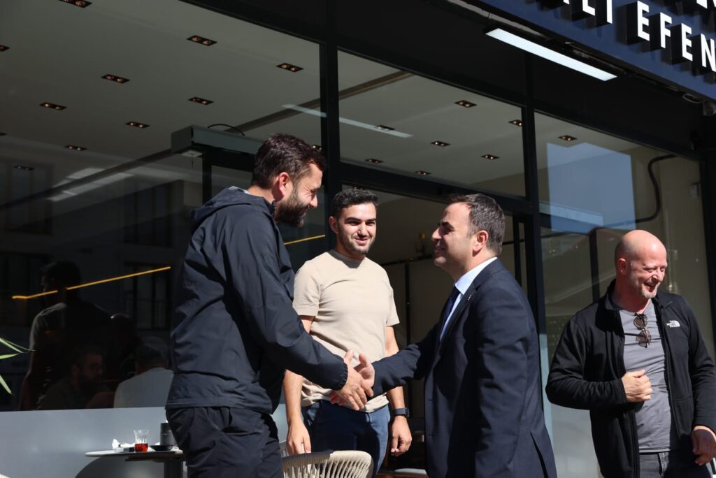 Başiskele Belediye Başkanı Özlü, selden zarar gören esnafı iş yerlerinde ziyaret etti