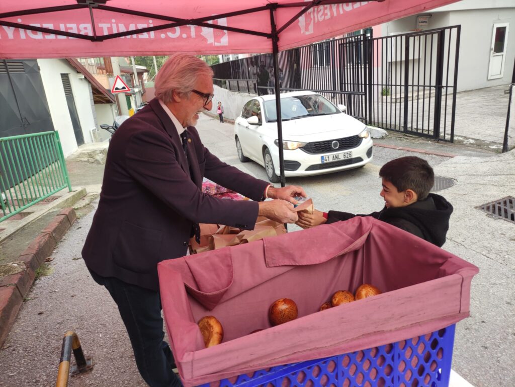 İzmit’te Beslenme Saati Projesi üç ilkokulda öğrencilere ayran ve poğaça ulaştırdı