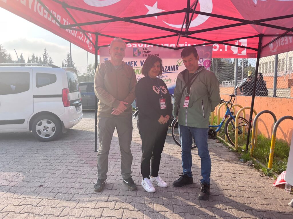 İzmit Belediyesi KPSS Ortaöğretim sınavında adaylara su ikram etti