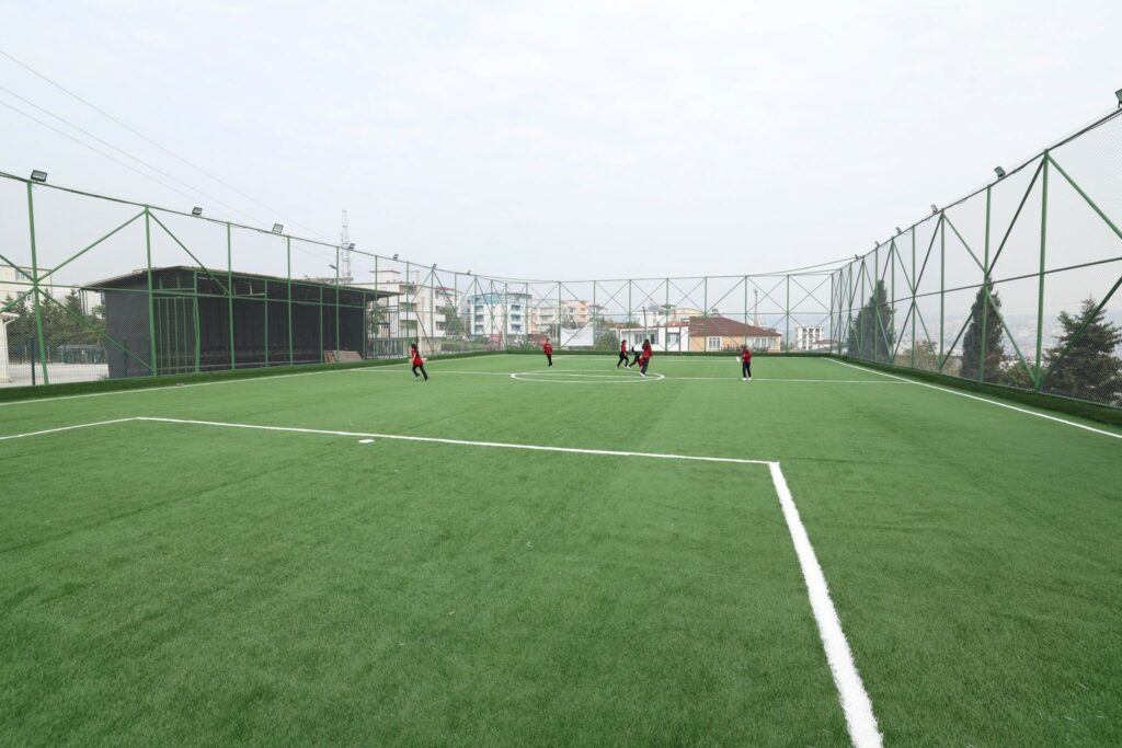 Dilovası Diliskelesi’nde park ve halı saha çalışmaları yerinde incelendi