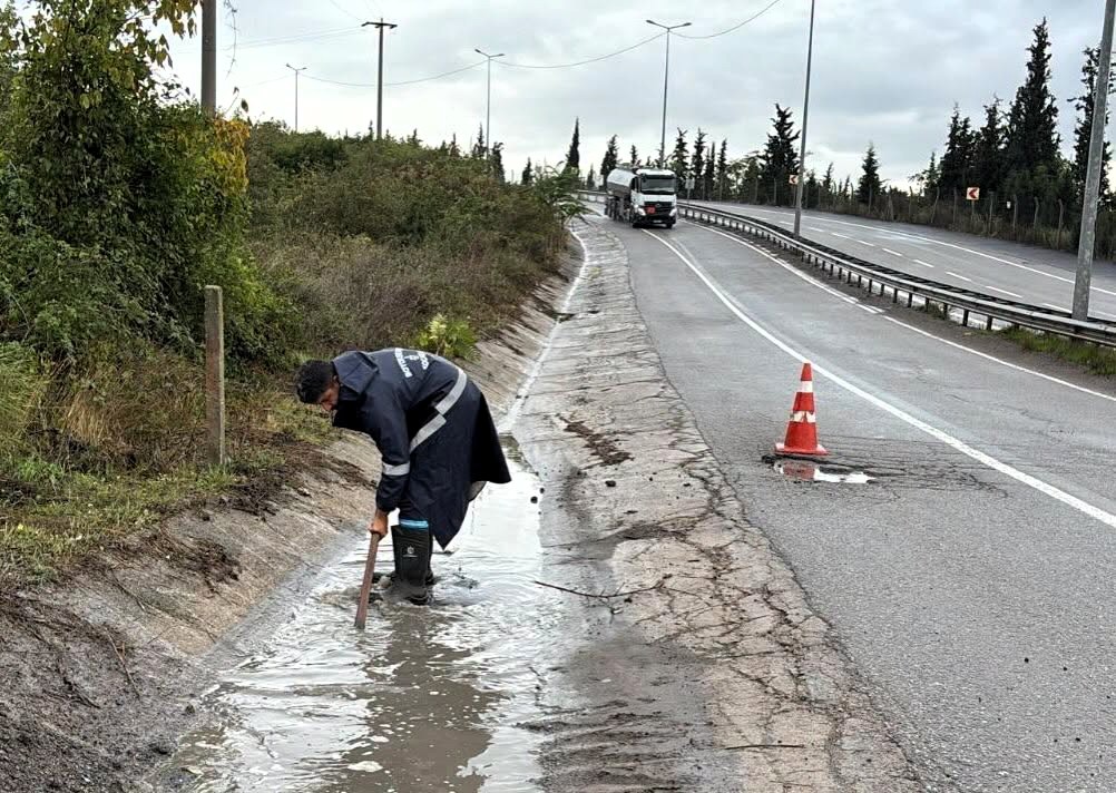 Kocaeli’de sağanak sonrası 2 binin üzerinde personel temizlik için sahada