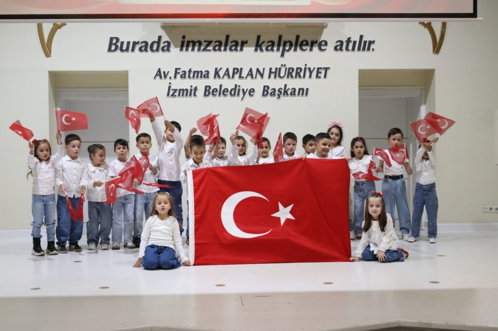 İzmit’te Çınar Çocuk Evleri’nin 5 yaş grubu Cumhuriyet gösterisi sundu