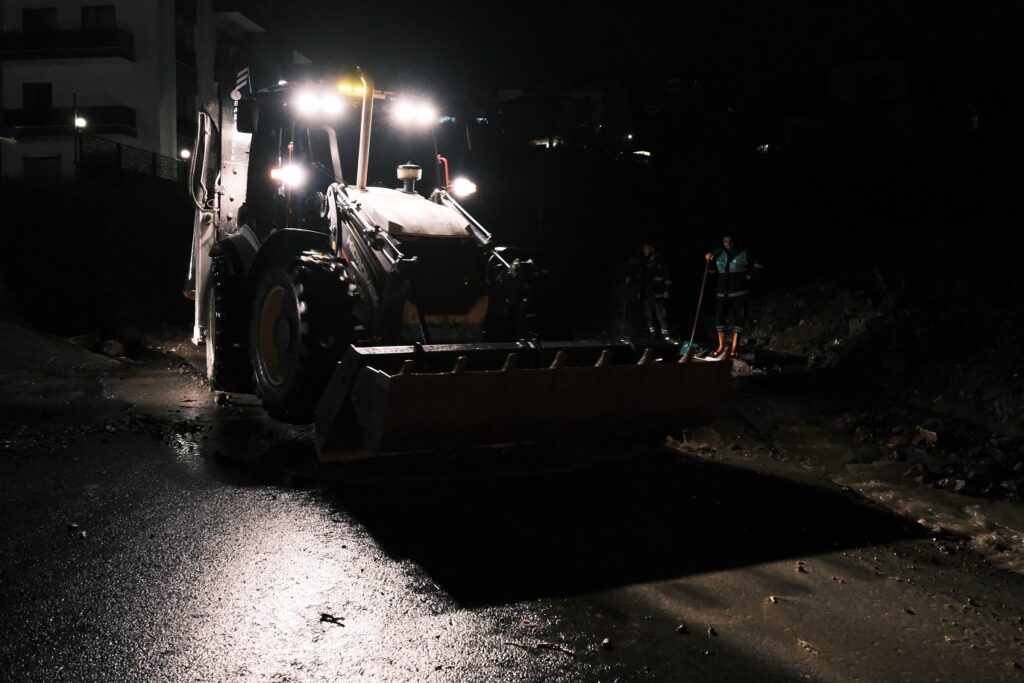 Başiskele’de şiddetli yağışa karşı belediye ekipleri gece boyunca sahadaydı