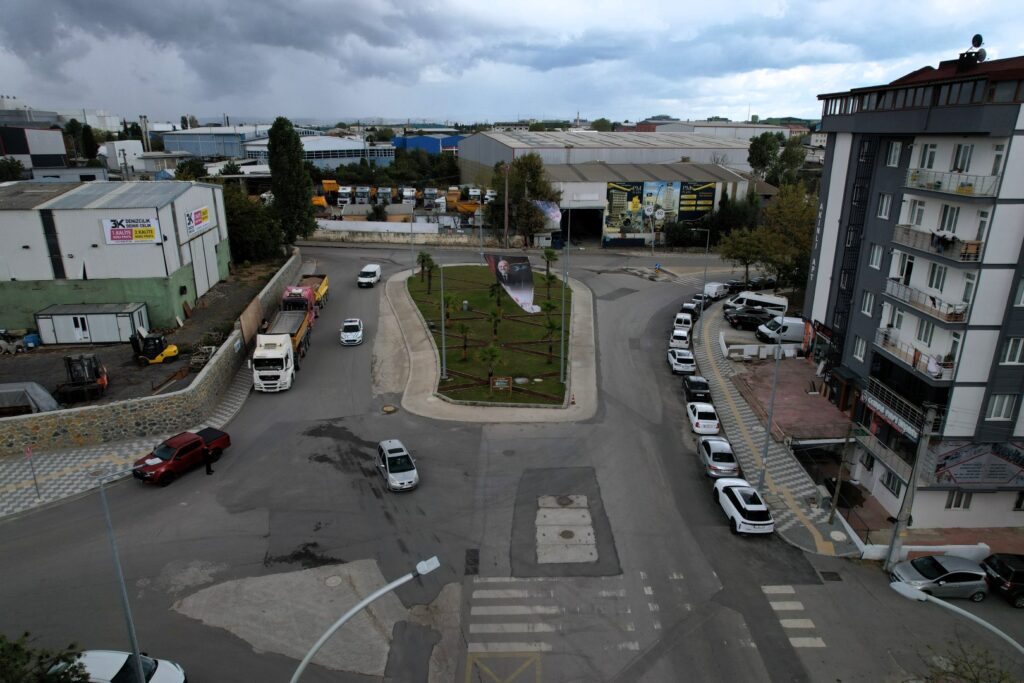 Gebze’de Anibal Caddesi çevresinde kavşak ve yol düzenlemesi sürüyor