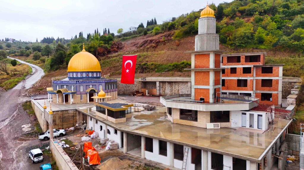 Karamürsel Kayacık’ta yapımı süren Aksa Camii’ne Büyükşehir’den malzeme desteği