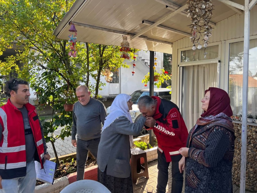 Kartepe’de selden zarar gören ailelere belediye başkan yardımcılarından ziyaret