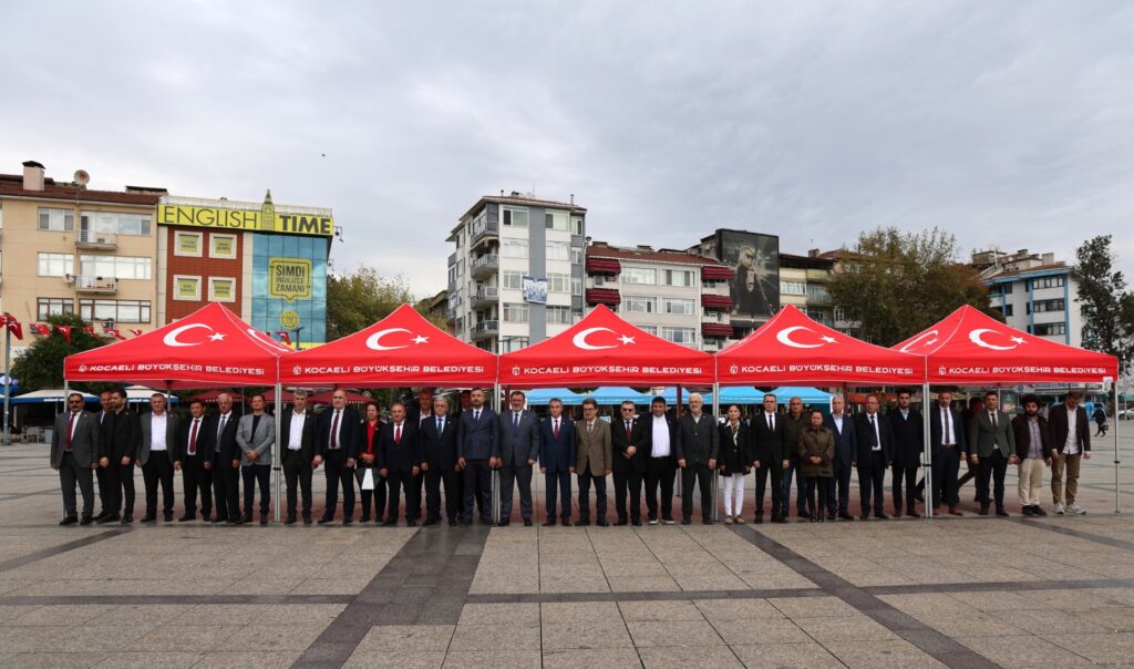 İzmit’te muhtarlar Atatürk Anıtı’na çelenk sundu, akşam programda buluşacak