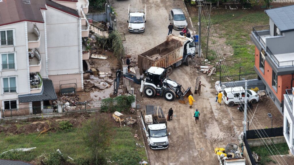 Başiskele’de sel sonrası çağrı merkezine 2 bin 217 çağrı geldi, çalışmalar sürüyor