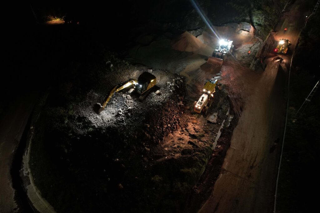 Kartepe Serinlik Köyü’nde dere taşkınında hasar gören yol ulaşıma açıldı