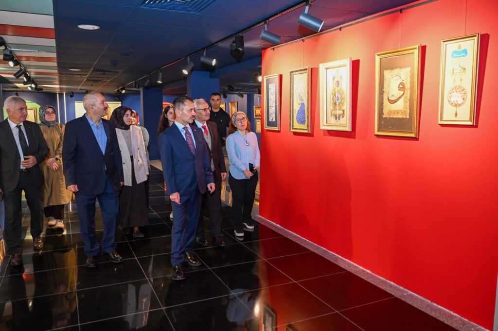 Vali Aktaş, Gebze’deki GESMEK kursiyerlerinin sanat sergisini gezdi