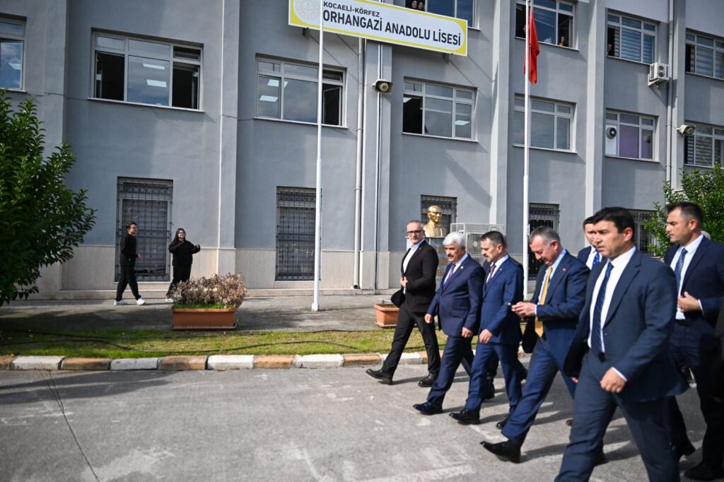 Vali Aktaş, Körfez Orhangazi Anadolu Lisesinde öğrenci ve öğretmenlerle görüştü