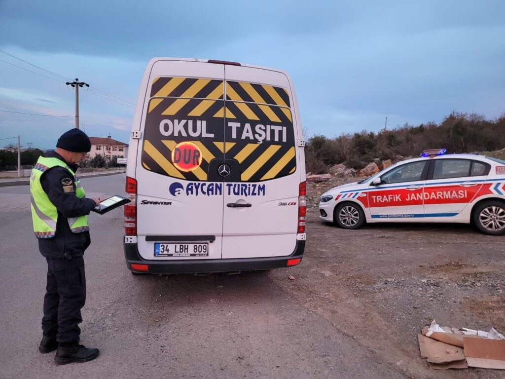 Kocaeli’de okul çevrelerinde jandarma denetimi: 25 aranan şahıs yakalandı