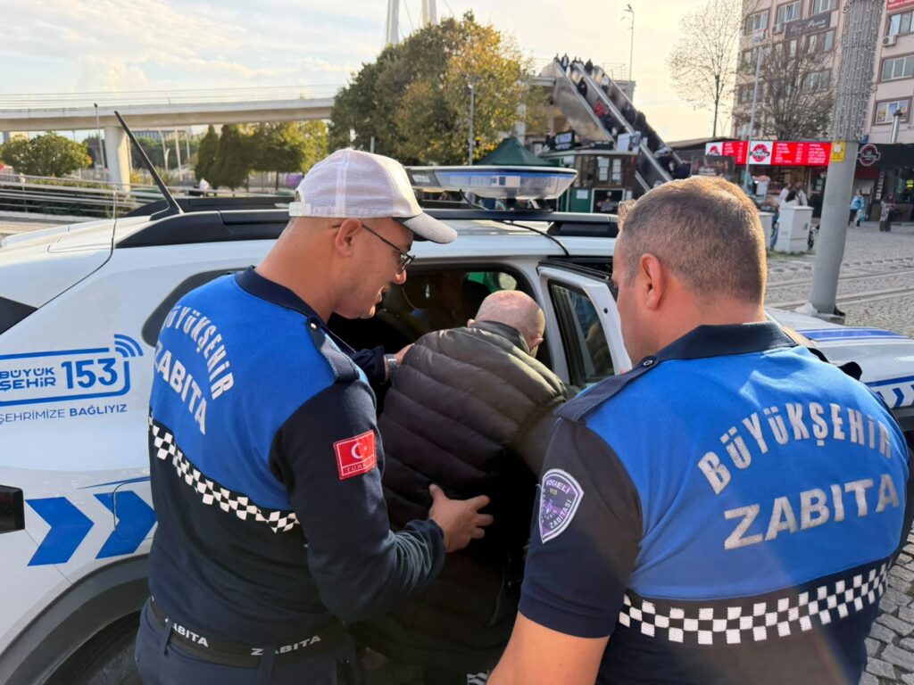 Kocaeli Büyükşehir zabıtası yaşlı vatandaşı evine ulaştırdı, sürücüye yardım etti