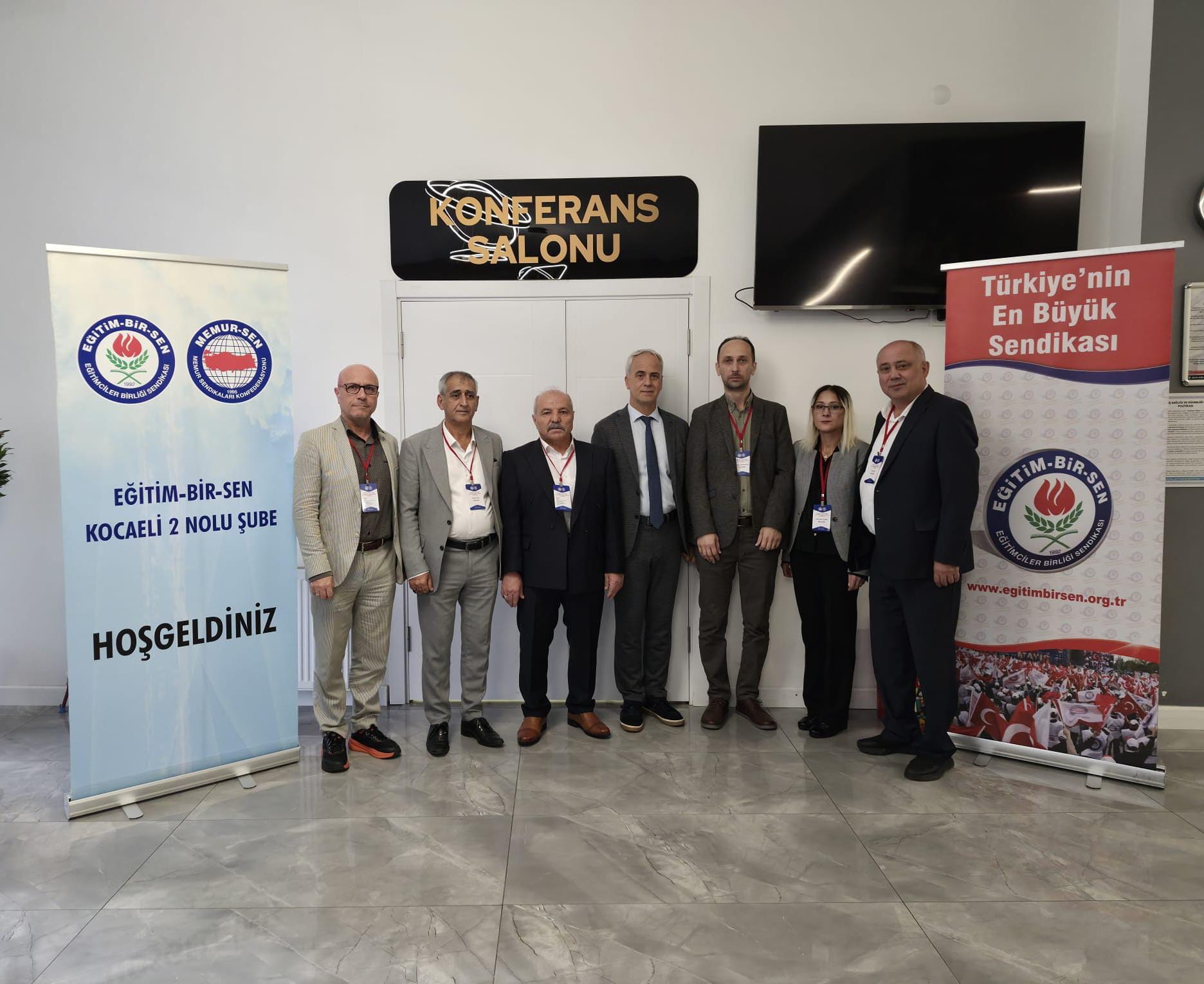 Eğitim-Bir-Sen Kocaeli 2 No’lu Şube genel kuruluna katılanlar konferans salonu önünde