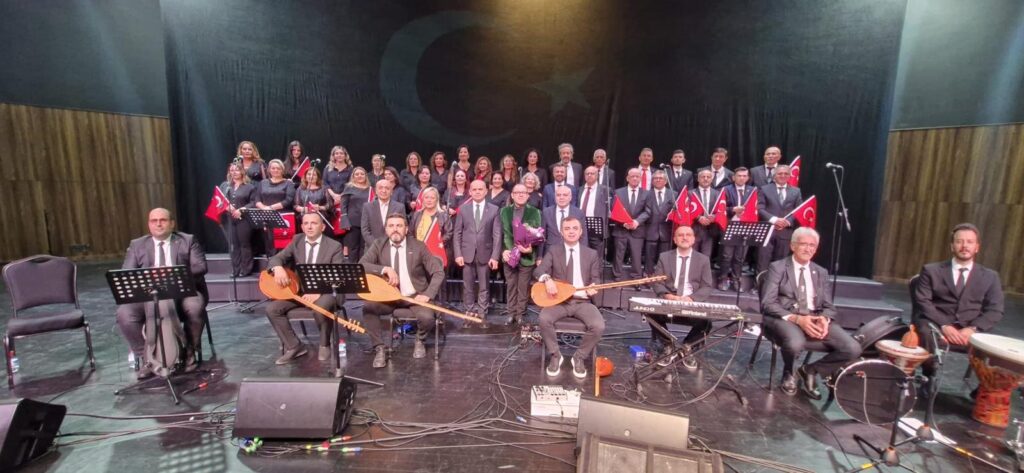 Kocaeli Kongre Merkezi’nde Türk Halk Müziği Korosu Cumhuriyet Konseri verdi